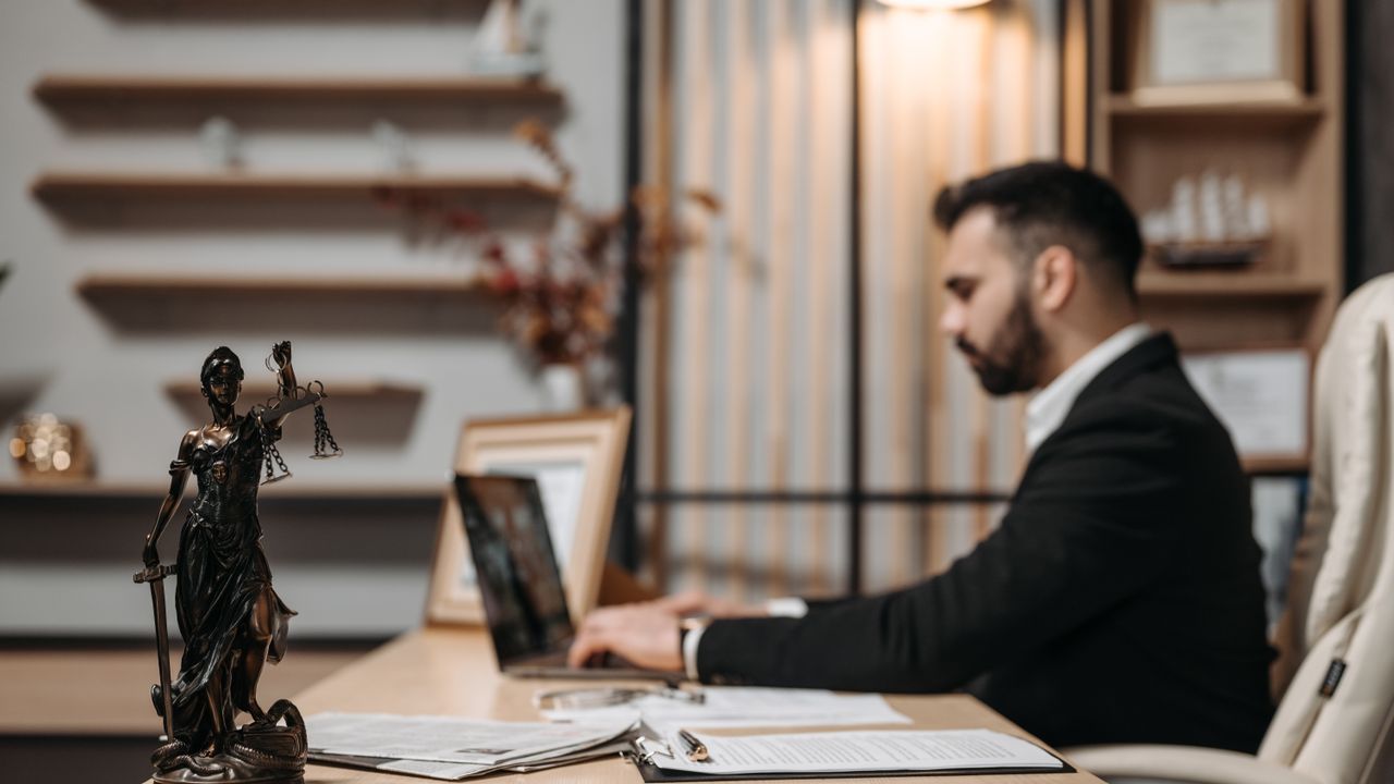 Advogado a preparar conteúdo jurídico e guias legais para clientes em Portugal