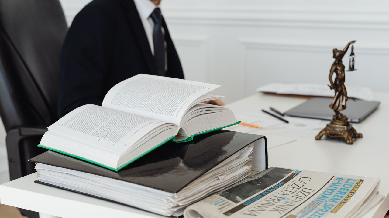 Reunião de consulta jurídica num escritório de advocacia em Lisboa