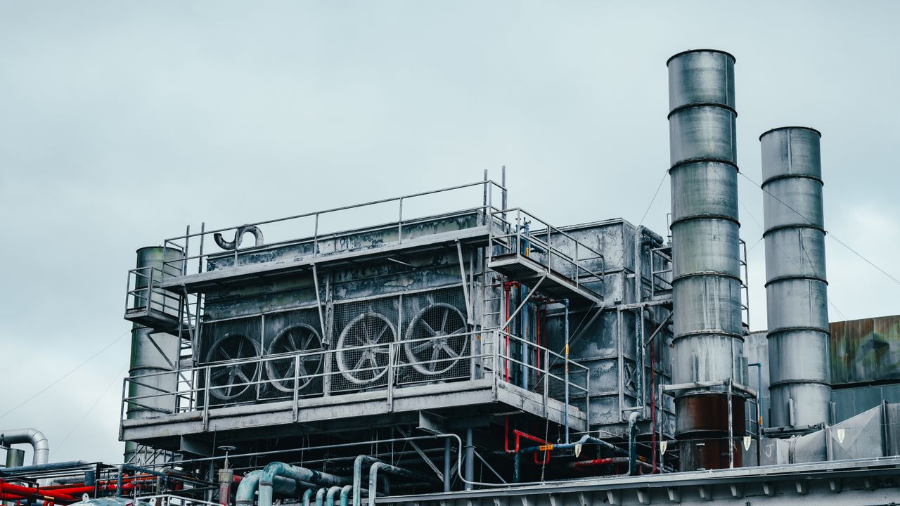 Linha de produção numa fábrica industrial em Portugal