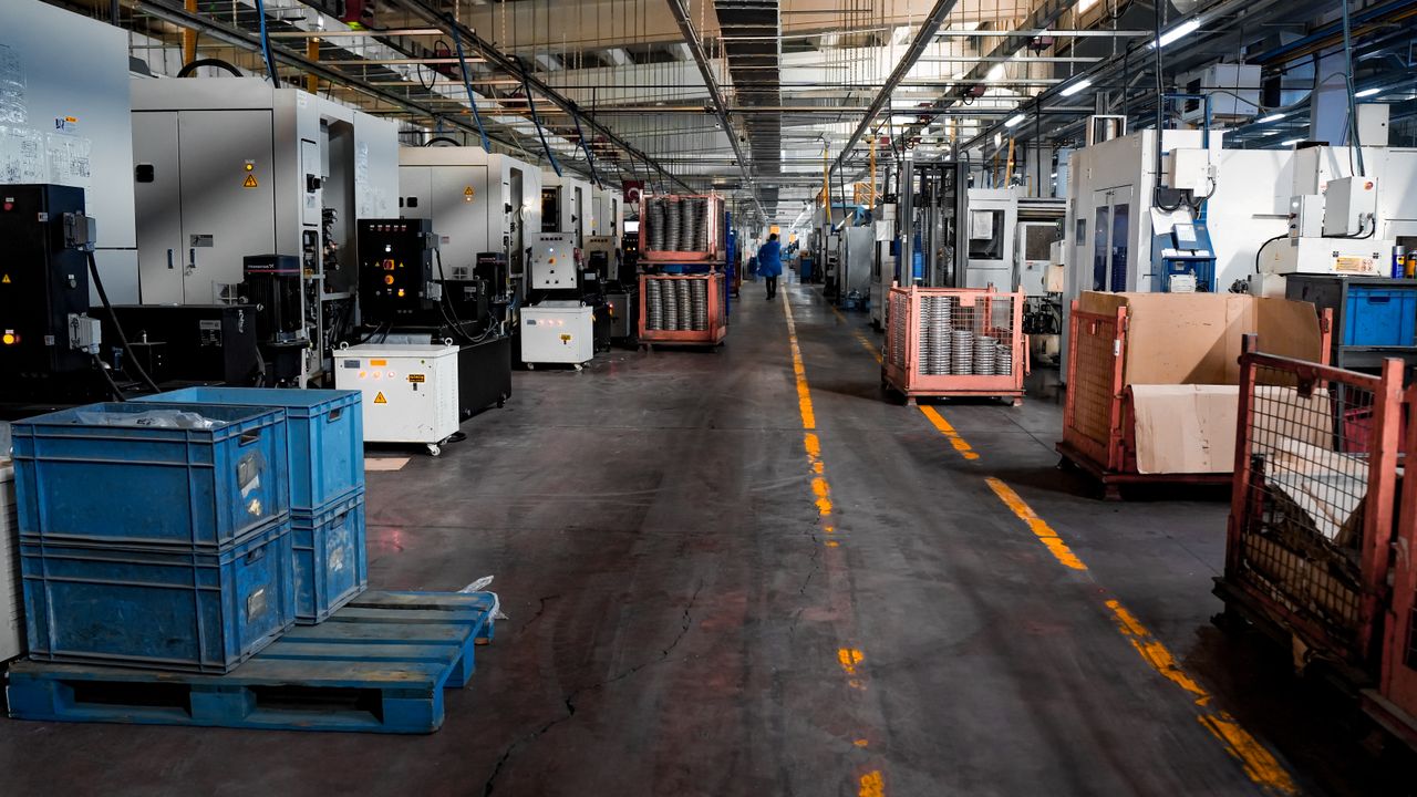 Interior de unidade fabril moderna em Lisboa com maquinaria industrial
