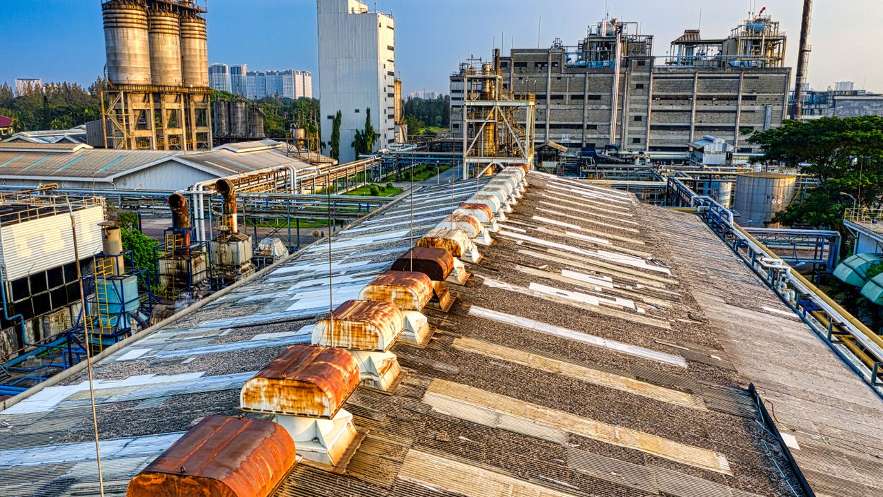 Trabalhador industrial a operar maquinaria numa fábrica em Lisboa