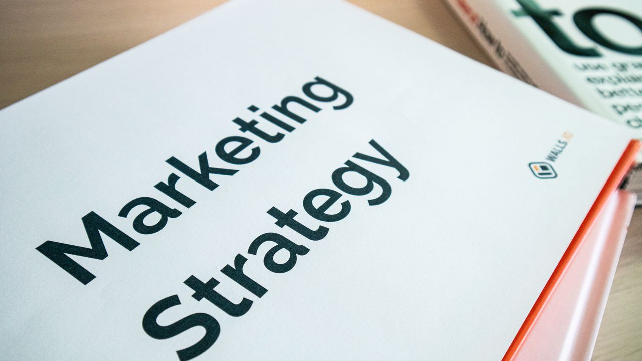 Escritório moderno de uma agência de marketing em Lisboa com equipa criativa