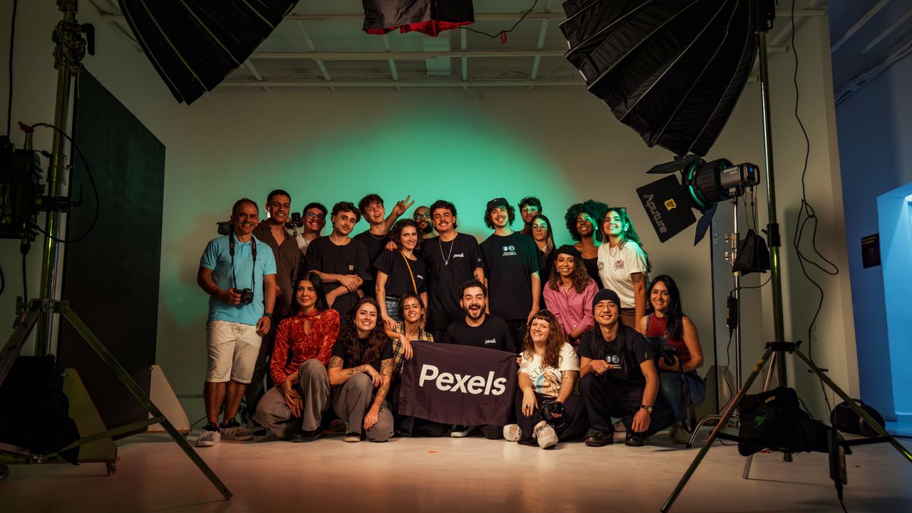 Profissionais de marketing a planear estratégia de conteúdo numa agência em Portugal