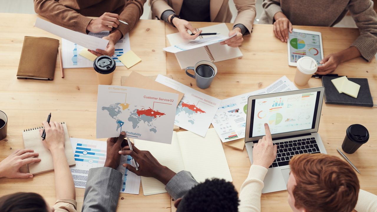 Reunião de apresentação de proposta com cliente numa agência de marketing em Lisboa