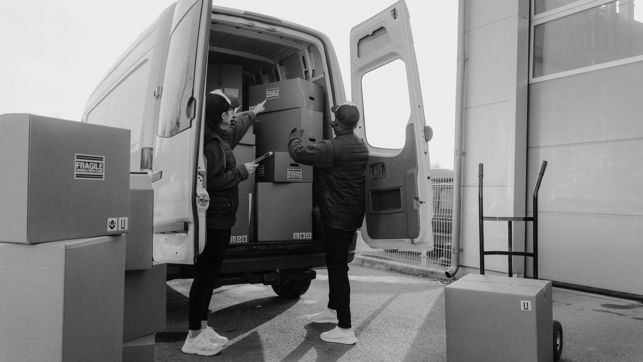 Caixas de cartão empilhadas e prontas para uma mudança residencial em Lisboa