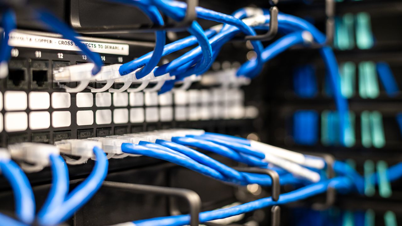 Técnicos de um fornecedor de serviços geridos a monitorizar redes e infraestrutura de TI num centro de dados em Lisboa