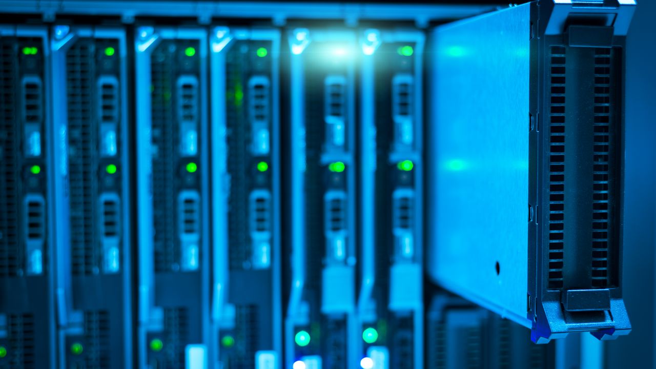 Equipa de suporte de um MSP a planear uma estratégia de conteúdo e SEO num escritório em Lisboa
