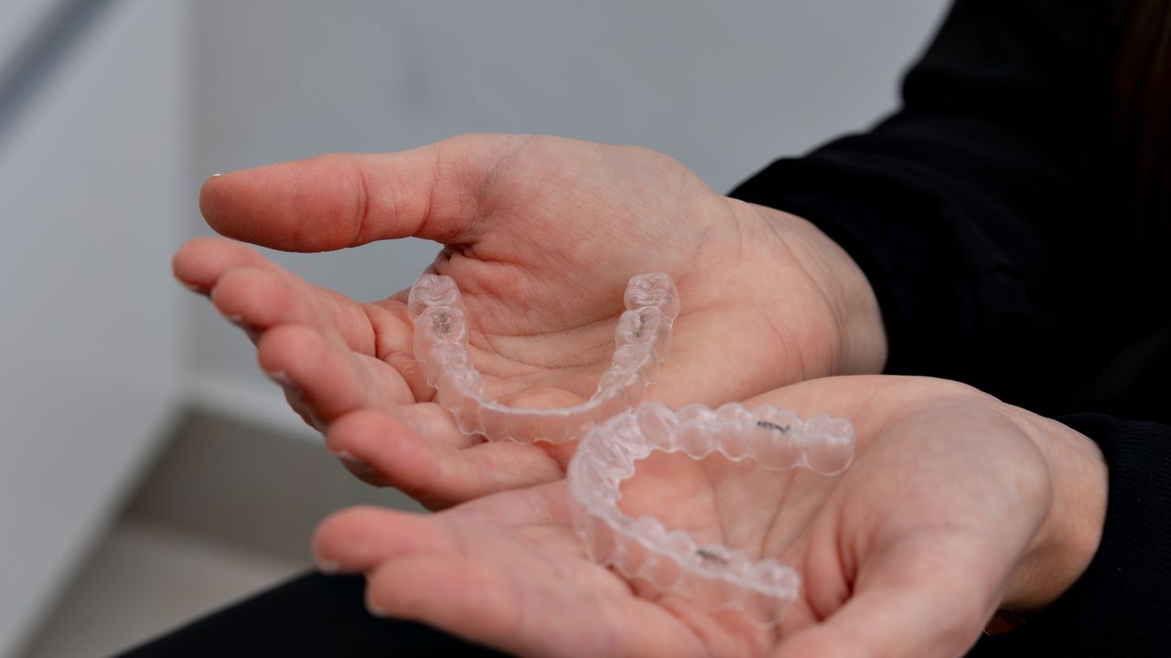 Alinhadores invisíveis e aparelho dentário numa clínica de ortodontia em Lisboa
