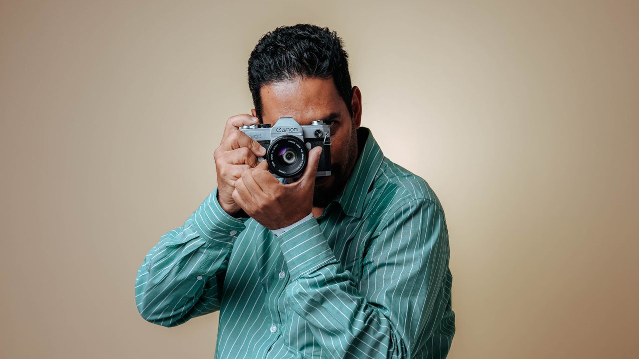 Fotógrafo profissional com câmara num estúdio em Lisboa