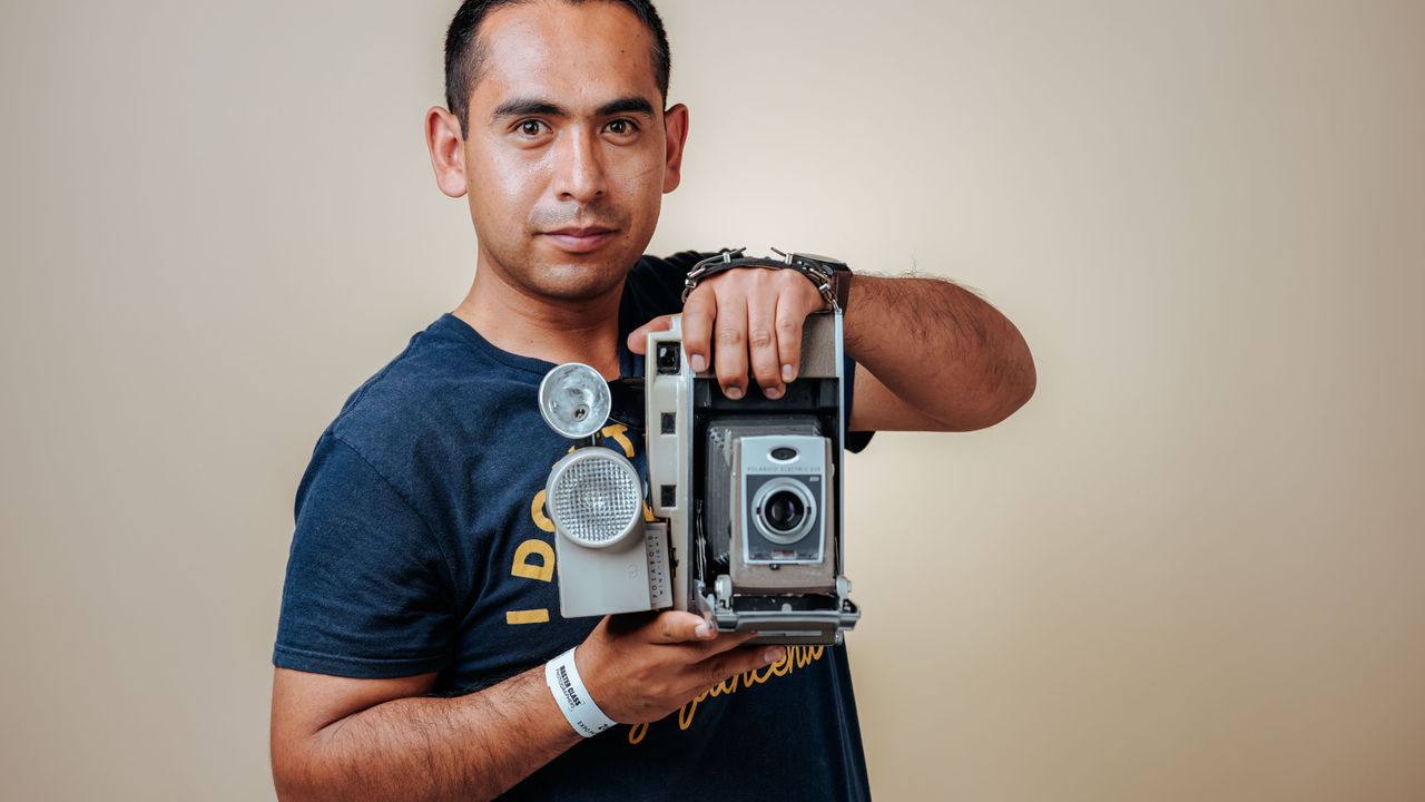 Câmara e equipamento fotográfico profissional preparados para uma sessão em estúdio