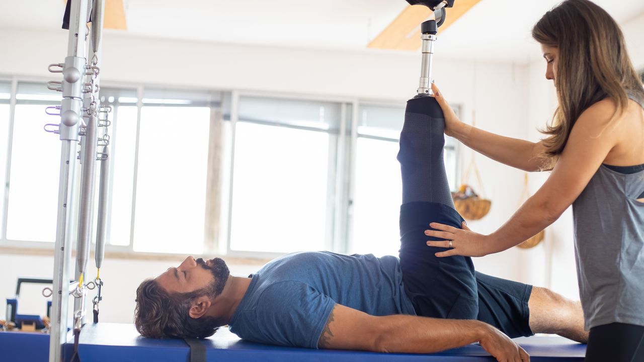 Sessão de fisioterapia manual numa clínica de reabilitação em Lisboa