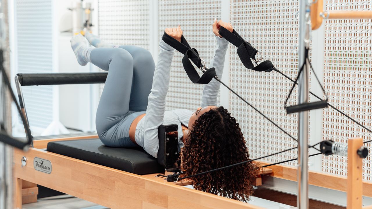 Aula de Pilates num estúdio moderno em Lisboa com equipamento reformer