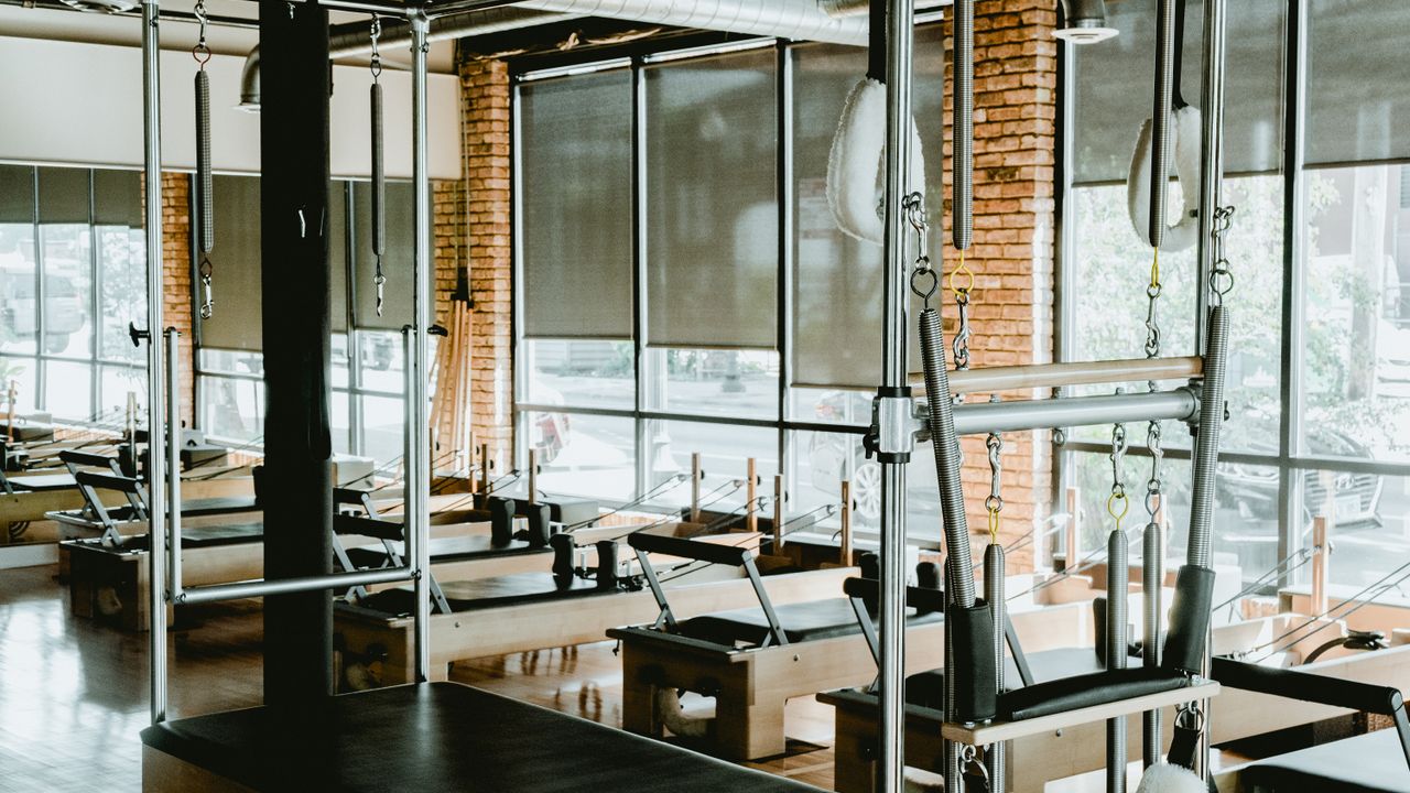 Instrutora a orientar exercício de Pilates num estúdio em Lisboa