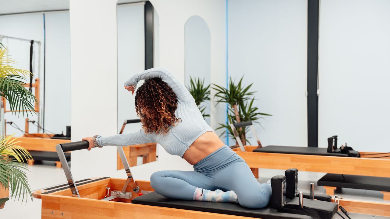 Exercício de Pilates em colchão num estúdio de bem-estar em Lisboa
