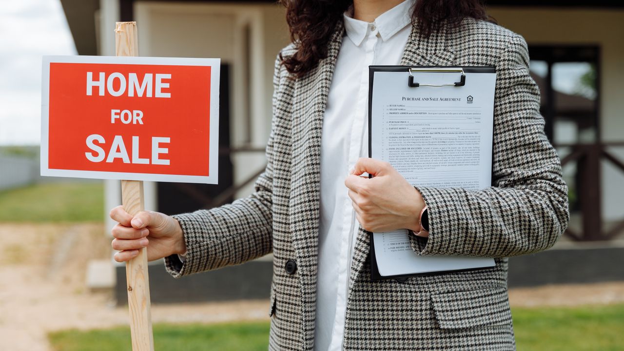 Consultor imobiliário a mostrar um apartamento moderno a um casal em Lisboa