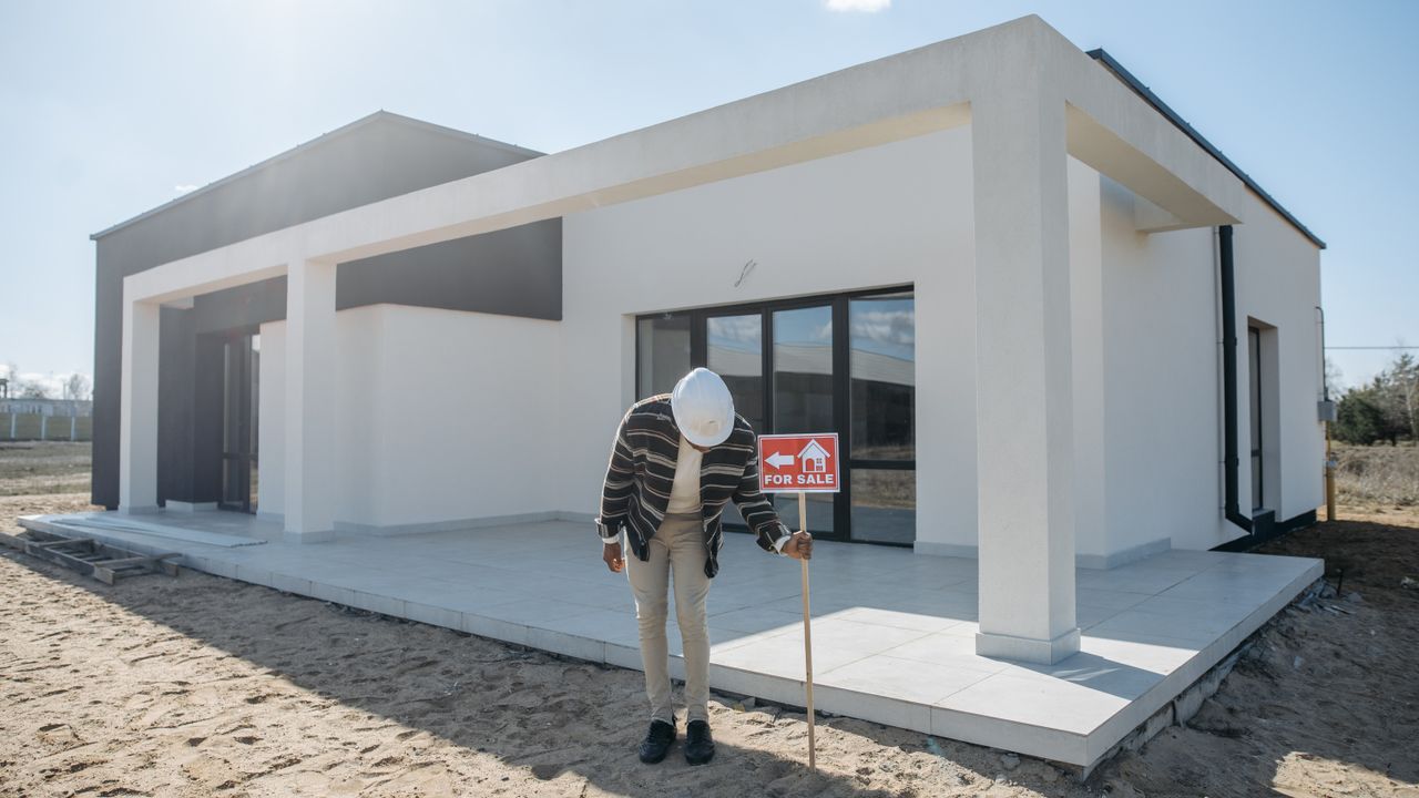 Chaves de casa e contrato de compra sobre a mesa numa agência imobiliária em Lisboa