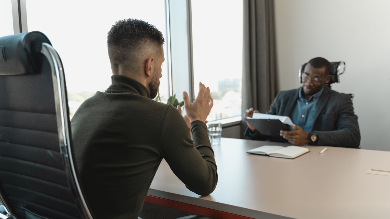 Entrevista de recrutamento num escritório de uma agência em Lisboa