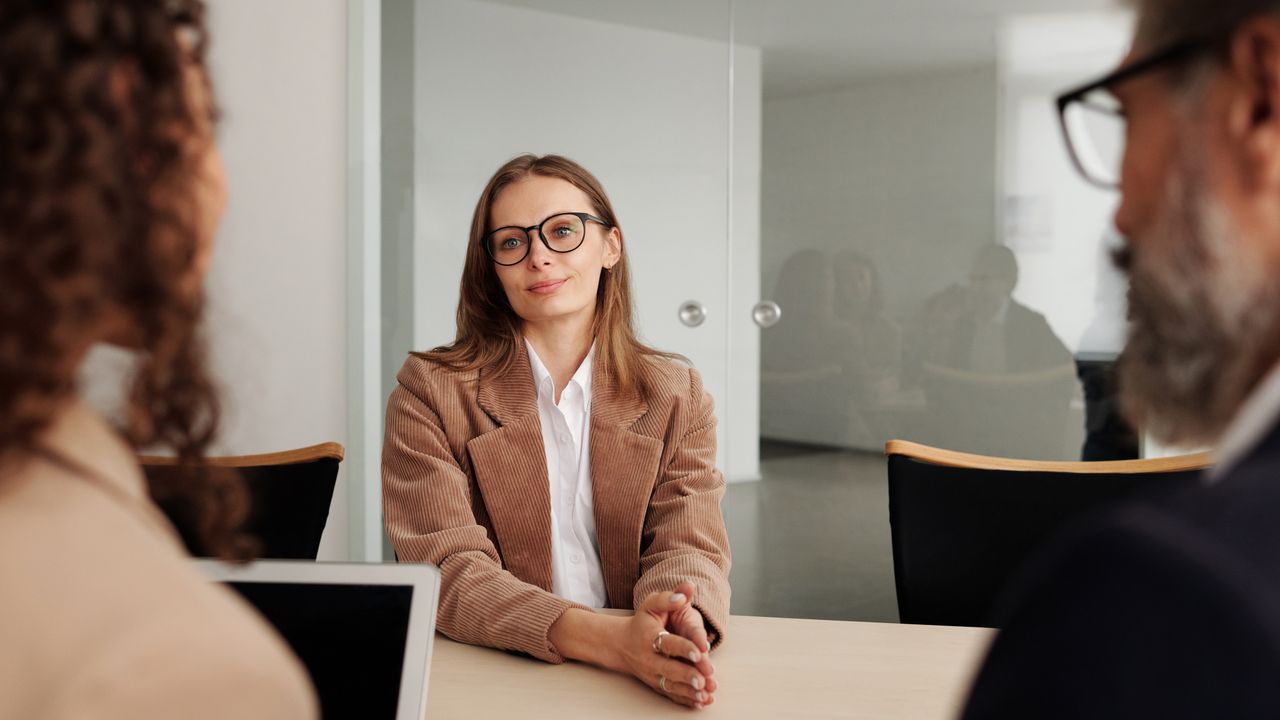 Escritório moderno de uma agência de recrutamento em Lisboa com equipa de consultores
