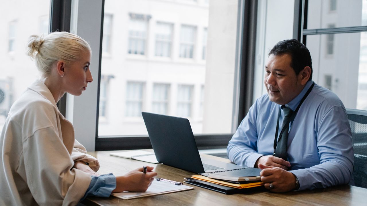 Consultores de recrutamento a analisar candidaturas e planear estratégia numa agência em Portugal