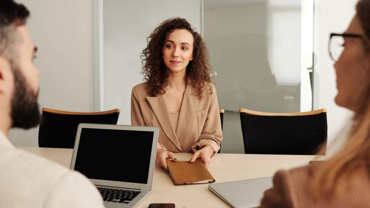 Aperto de mão após entrevista de sucesso numa agência de recrutamento em Lisboa