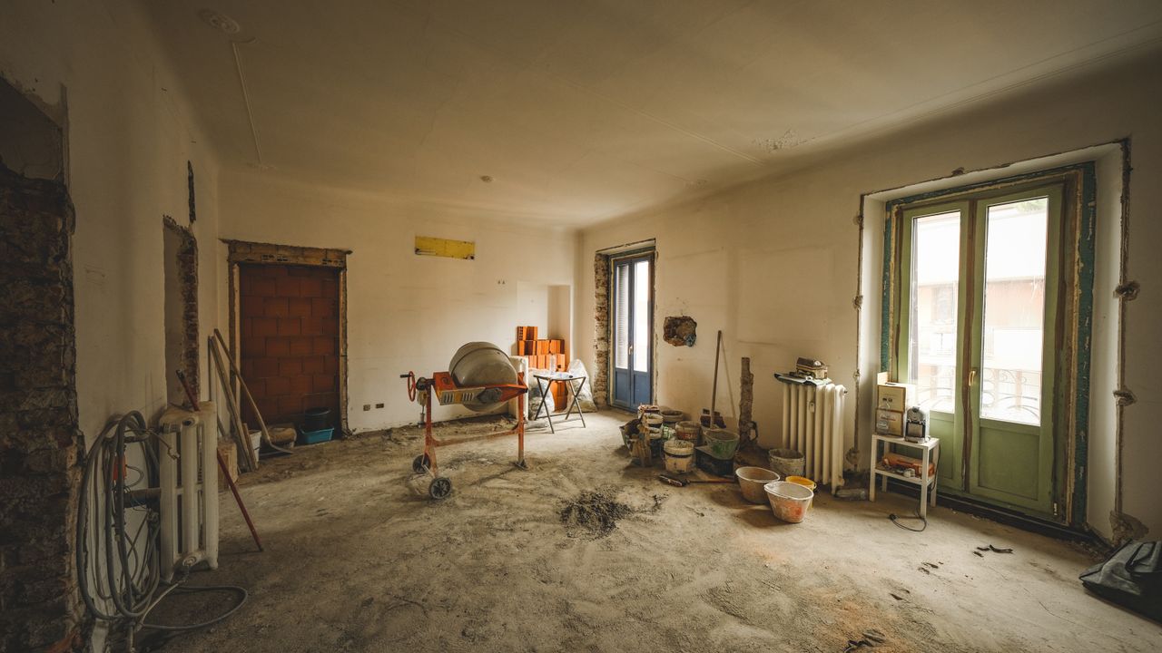 Empresa de remodelações a renovar o interior de uma habitação em Lisboa