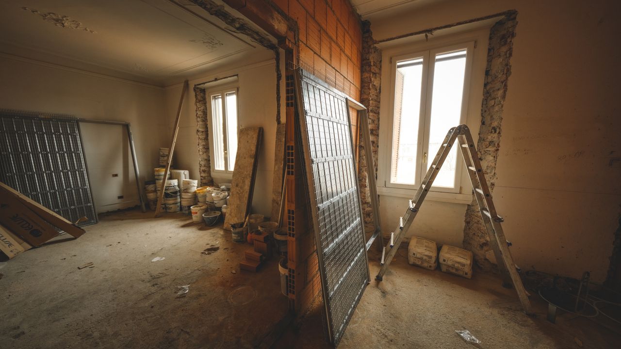 Obra de renovação com ferramentas e materiais de remodelação numa habitação em Lisboa