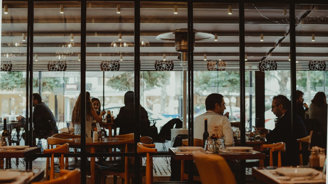 Prato de gastronomia portuguesa bem apresentado numa mesa de restaurante em Lisboa