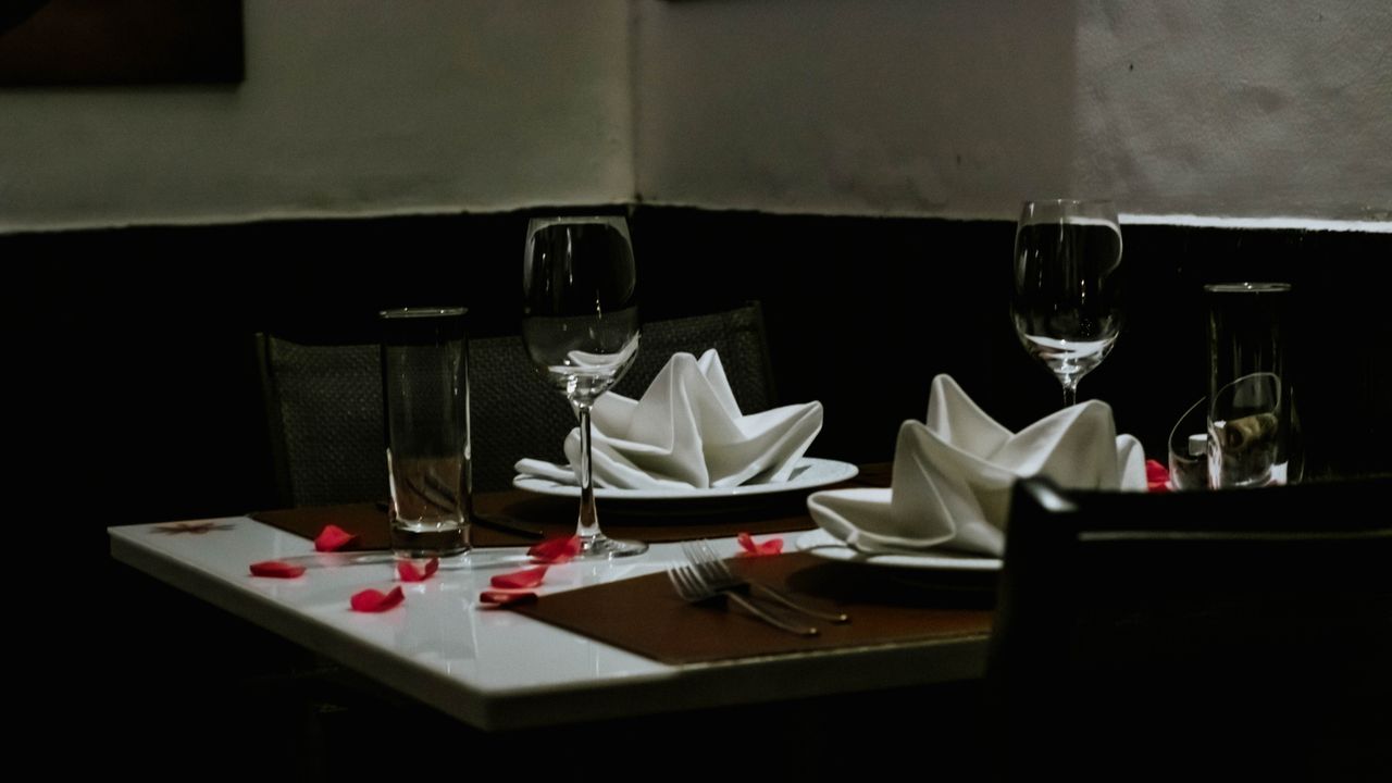 Chef a finalizar um prato na cozinha de um restaurante lisboeta