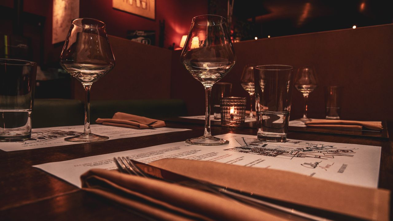Grupo de clientes a partilhar uma refeição numa esplanada de restaurante em Lisboa