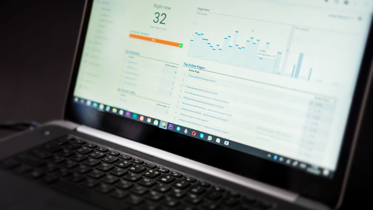 Escritório de uma empresa de SaaS em Lisboa com equipa a trabalhar em software