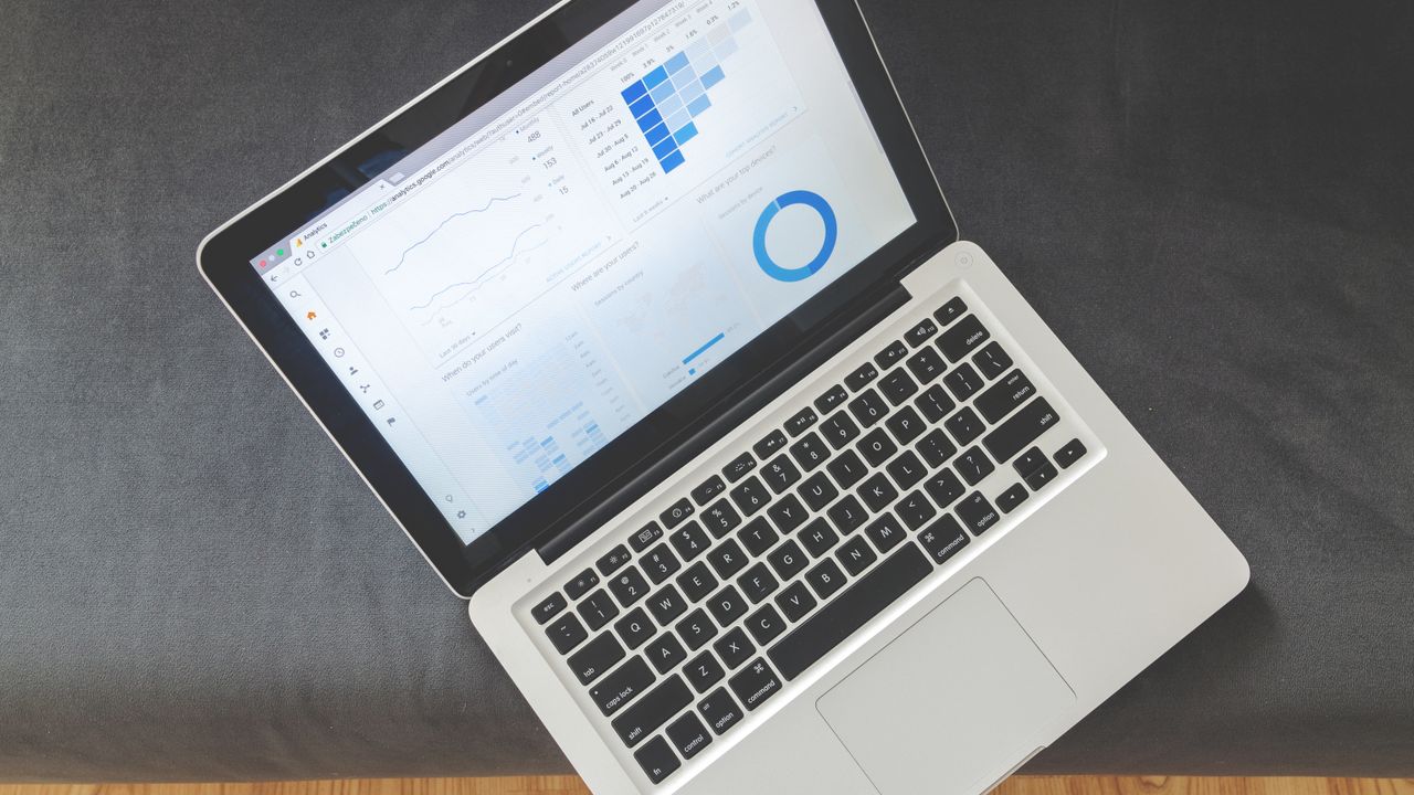 Profissional a planear estratégia de conteúdo e SEO para software SaaS em Portugal