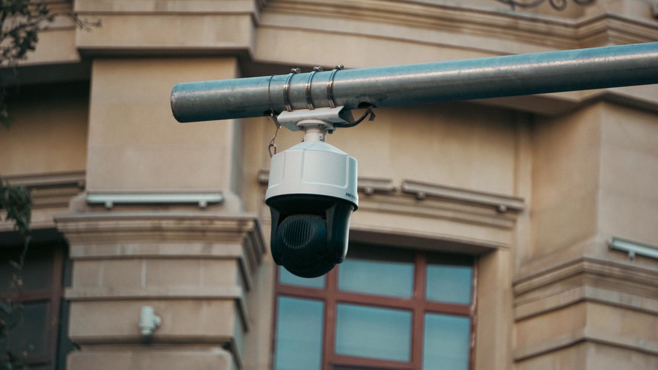 Segurança privado de uniforme a fazer ronda de vigilância num edifício em Lisboa