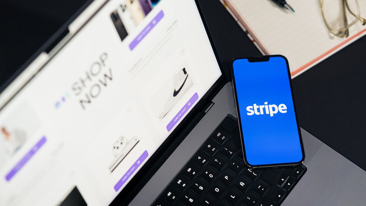 Empreendedora a gerir uma loja Shopify de e-commerce em Lisboa