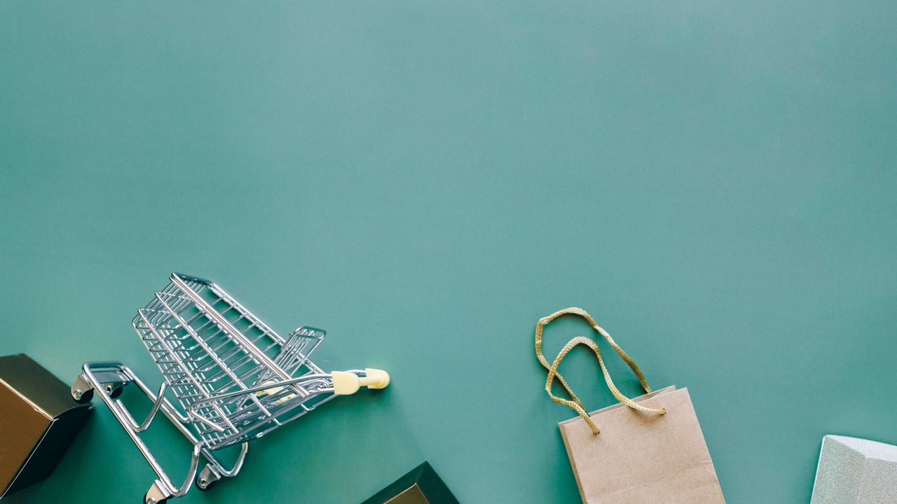Empreendedor a preparar encomendas de uma loja Shopify em Lisboa