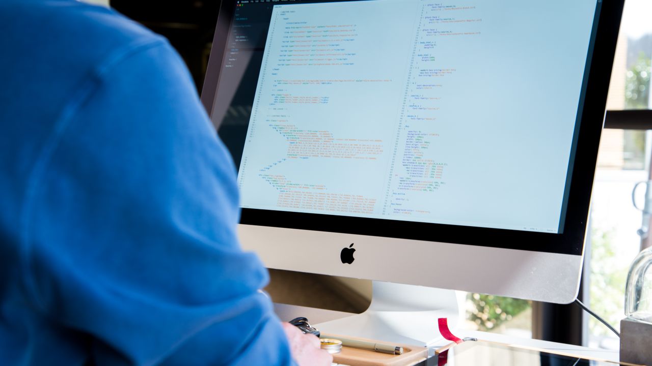 Escritório de uma empresa de desenvolvimento de software em Lisboa com equipa a programar
