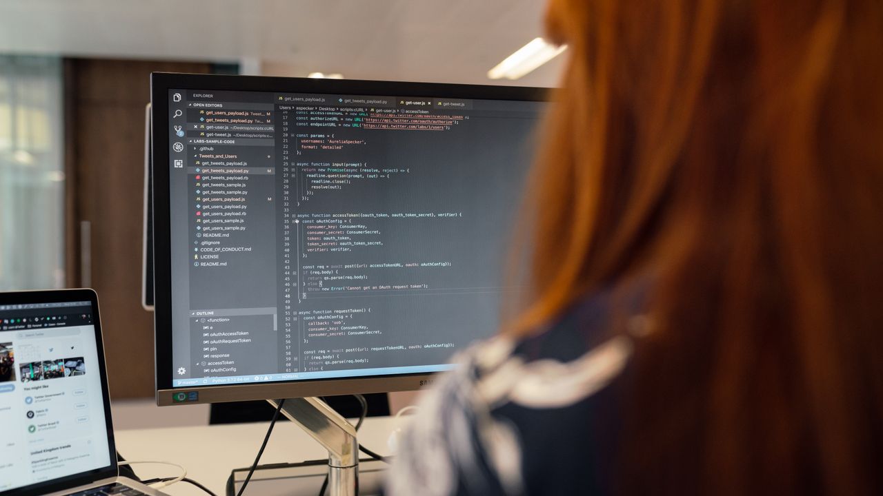 Reunião de uma equipa de desenvolvimento de software a rever um projeto em Lisboa