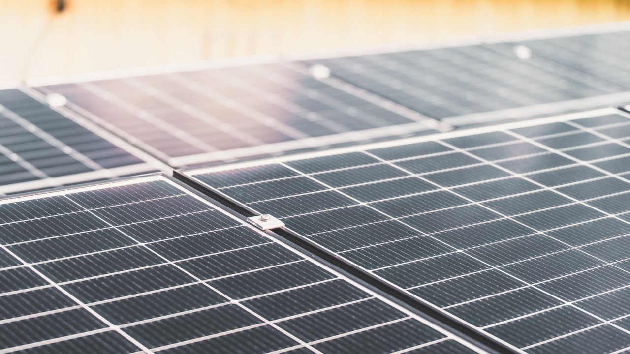 Instalação de painéis solares fotovoltaicos num telhado em Lisboa