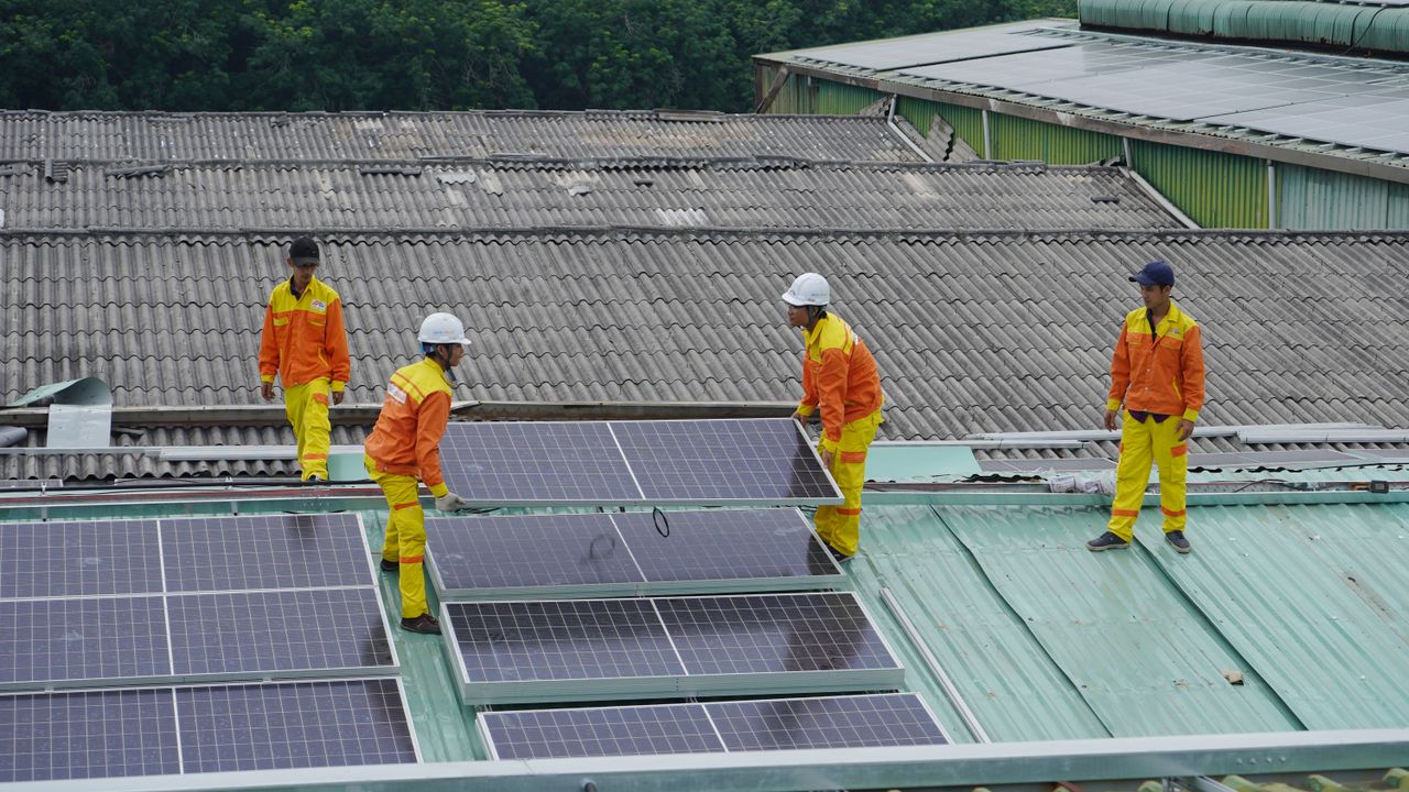 Painéis solares fotovoltaicos ao sol na região de Lisboa