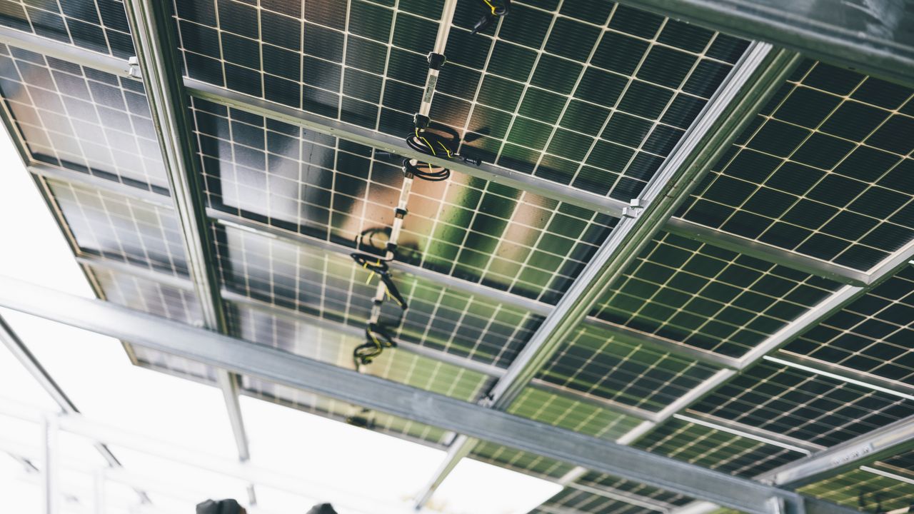 Vista de um sistema fotovoltaico completo instalado por uma empresa de energia solar