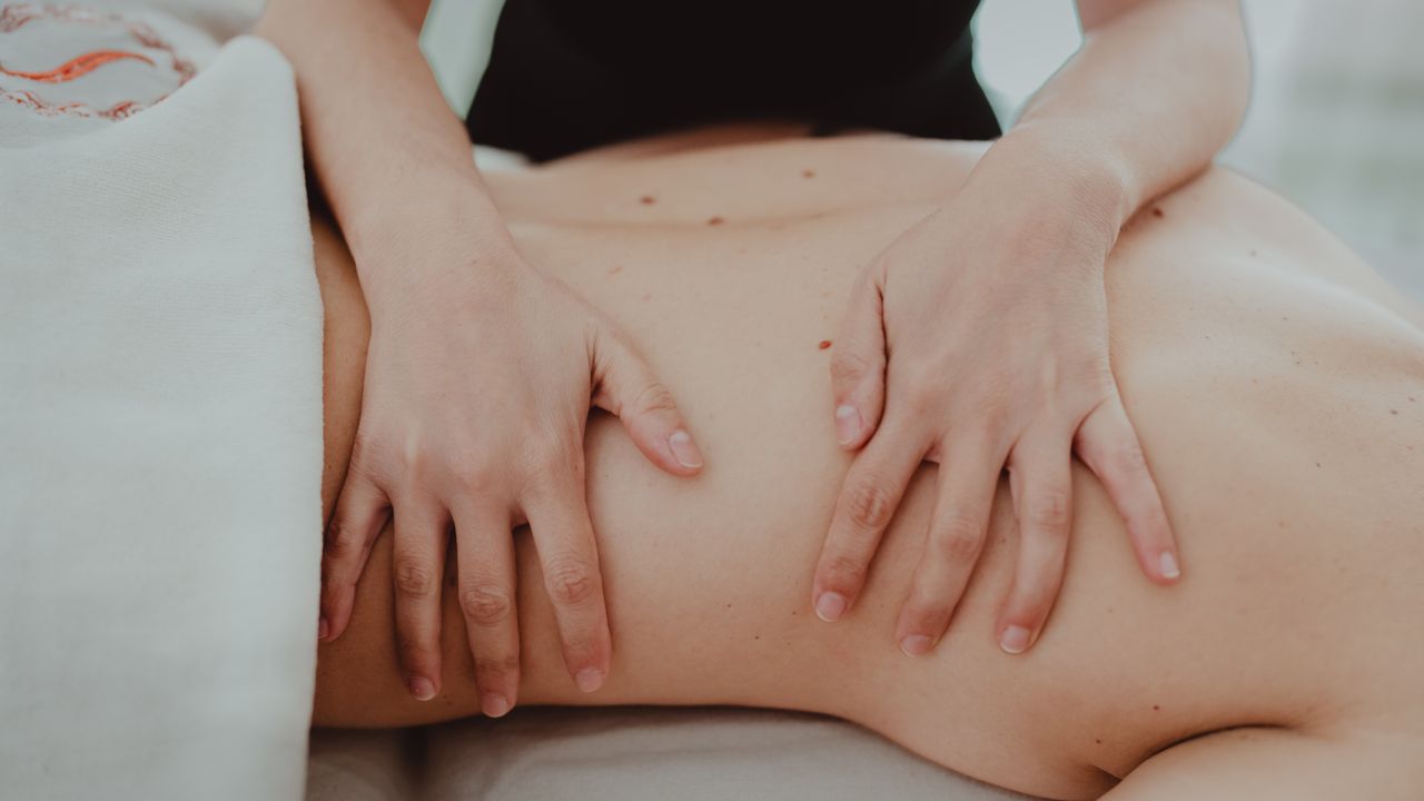 Detalhe de produtos e acessórios de relaxamento de um spa premium em Lisboa