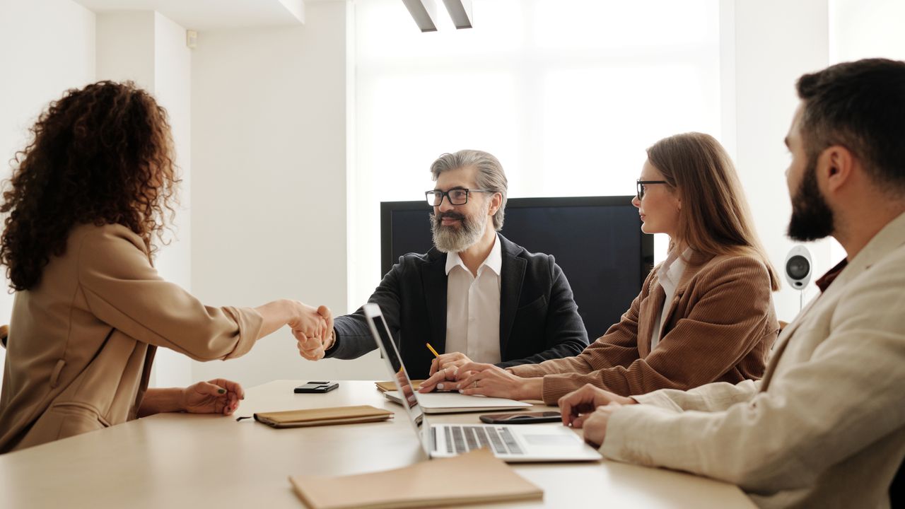 Equipa de uma empresa de trabalho temporário a entrevistar candidatos num escritório em Lisboa