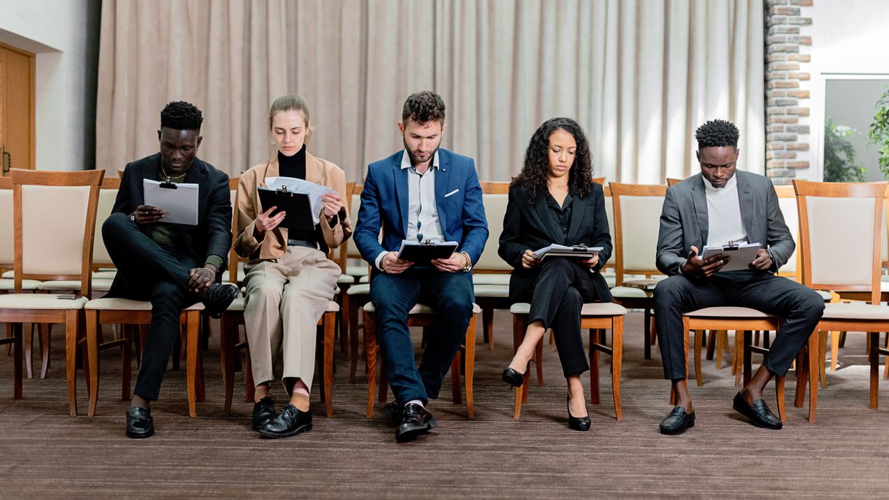 Escritório moderno de agência de recrutamento em Lisboa com consultores a trabalhar