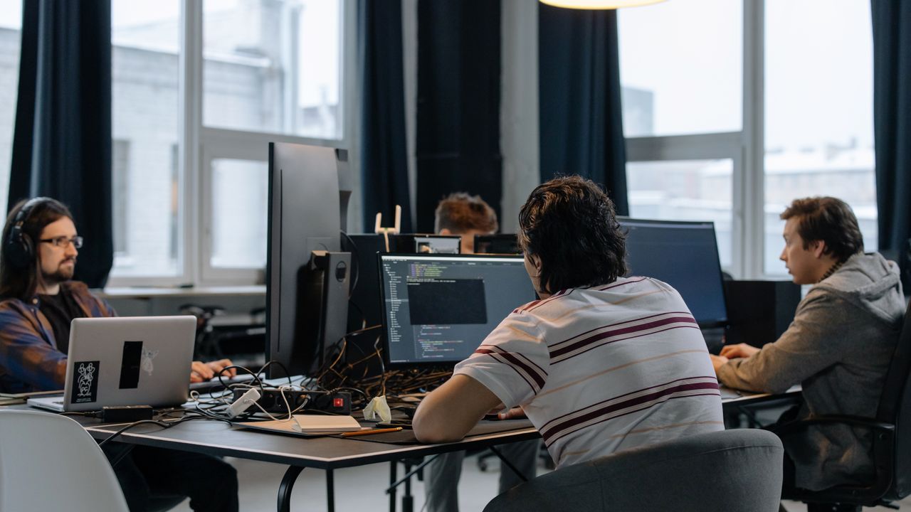 Equipa de uma startup a trabalhar em conjunto num escritório em Lisboa