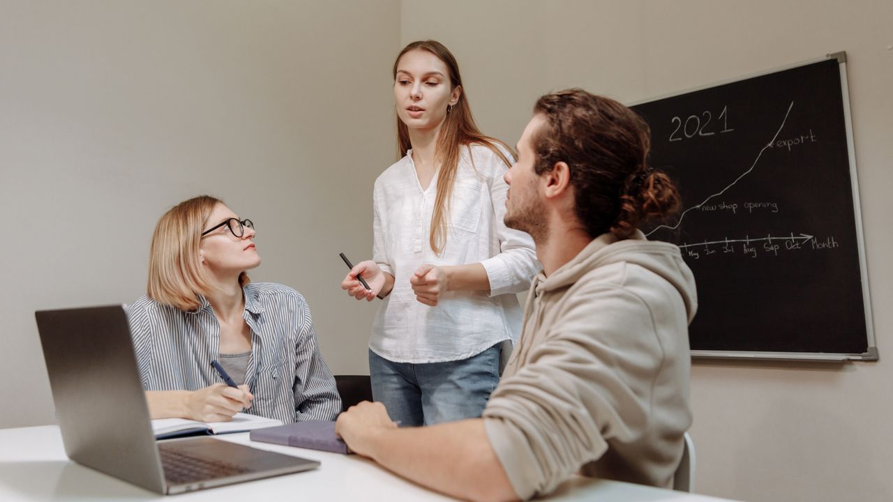 Escritório de startup em Lisboa com fundadores a colaborar num projeto