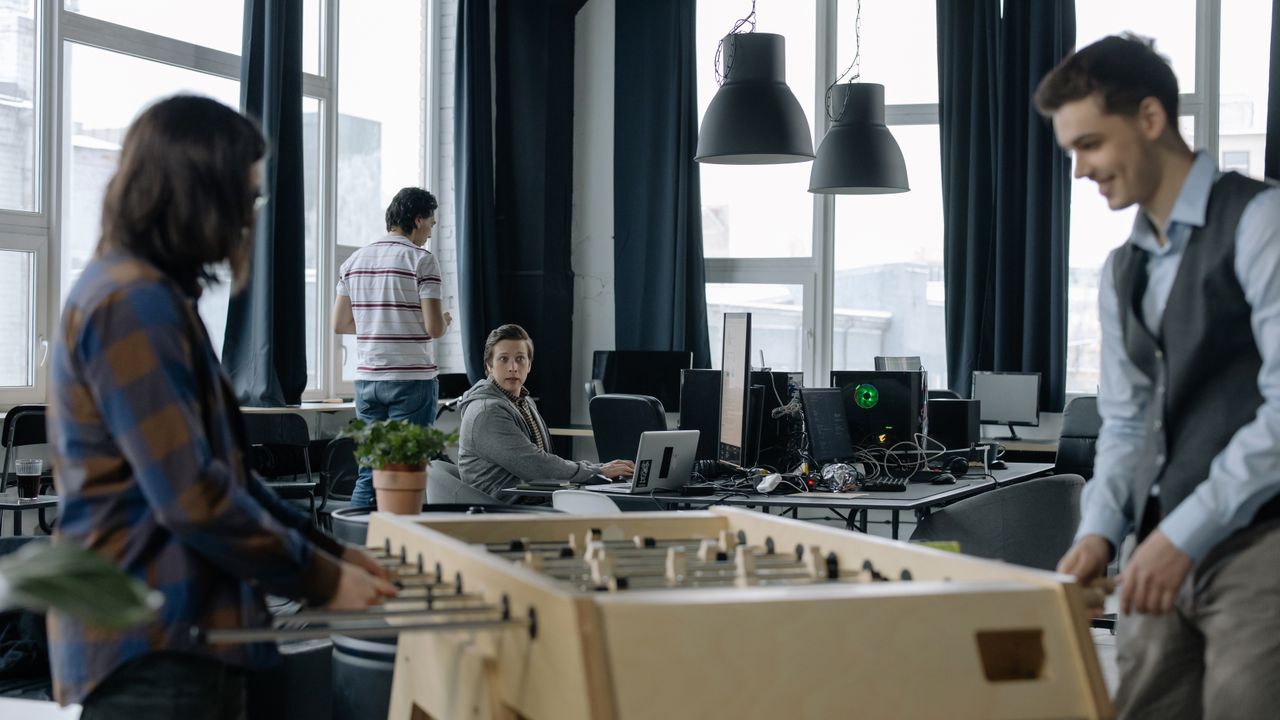 Reunião de equipa de startup a rever métricas de crescimento em Lisboa
