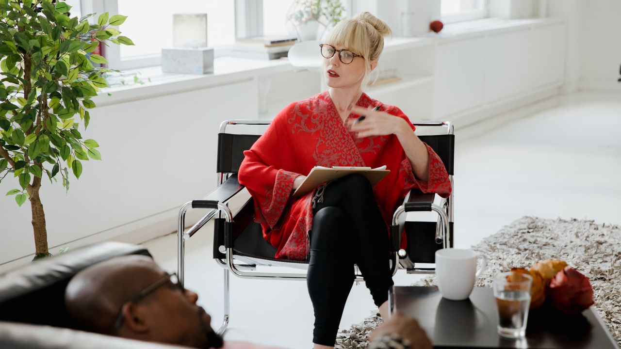 Terapeuta em conversa com cliente num ambiente tranquilo de consultório em Lisboa