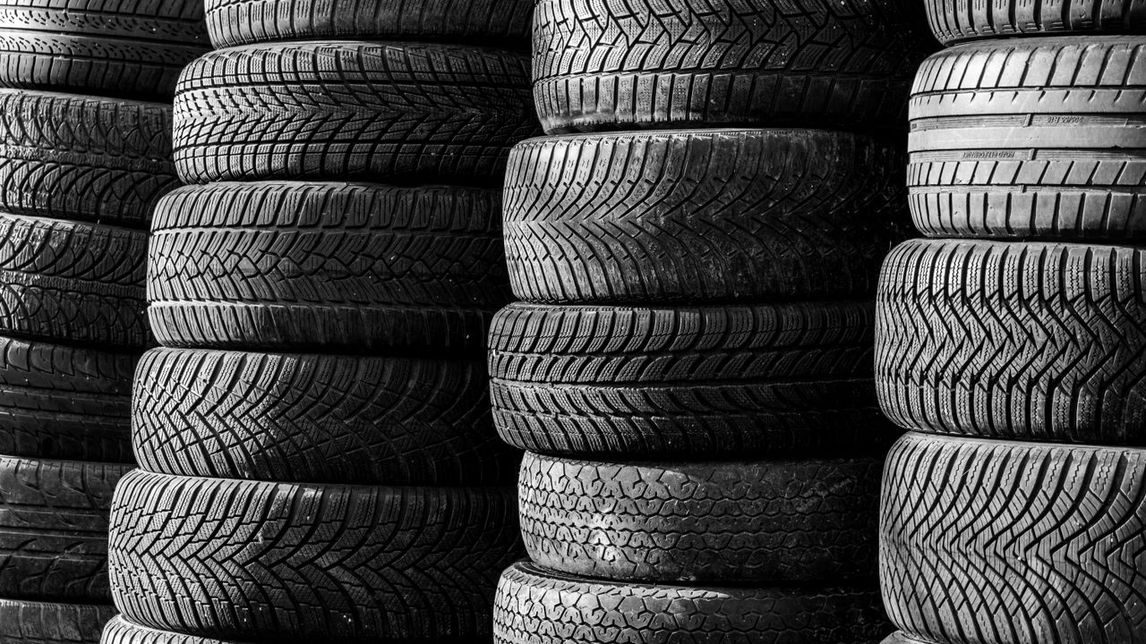 Verificação da pressão e do estado dos pneus de um automóvel