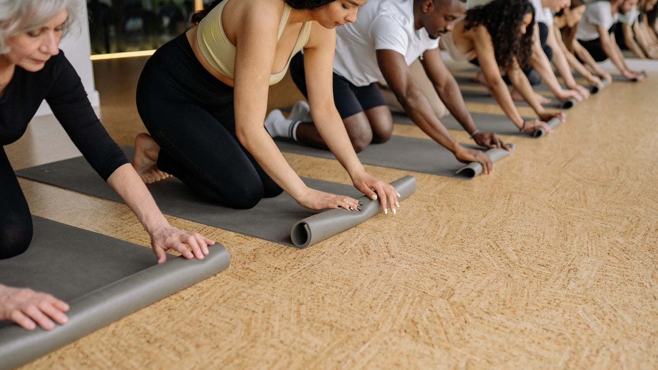 Estúdio de Yoga luminoso e sereno em Lisboa com tapetes prontos para a aula