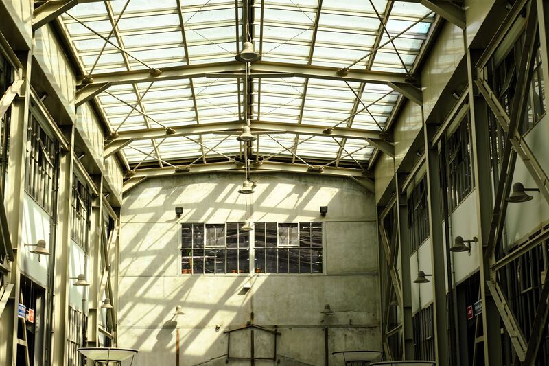 Interior de loft criativo em edifício industrial reconvertido em Alcântara, Lisboa
