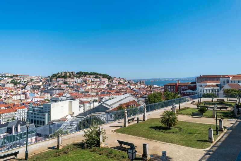 Miradouro em Alfama com vista panorâmica sobre os telhados de Lisboa e o rio Tejo